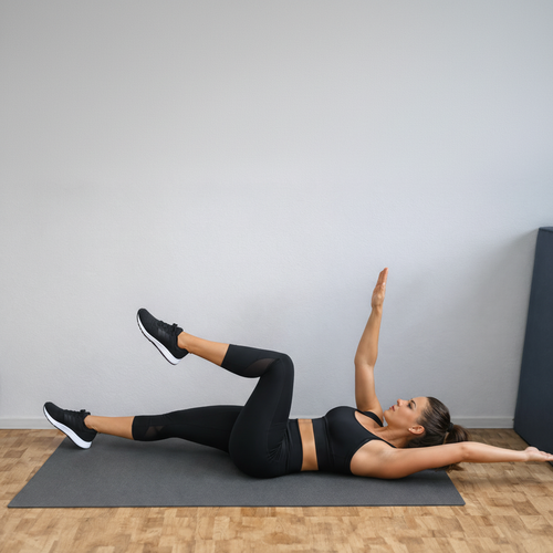 Image d'une femme faisant un exercice abdominaux