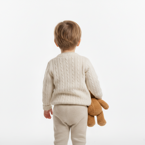 image d'un enfant qui tient une peluche